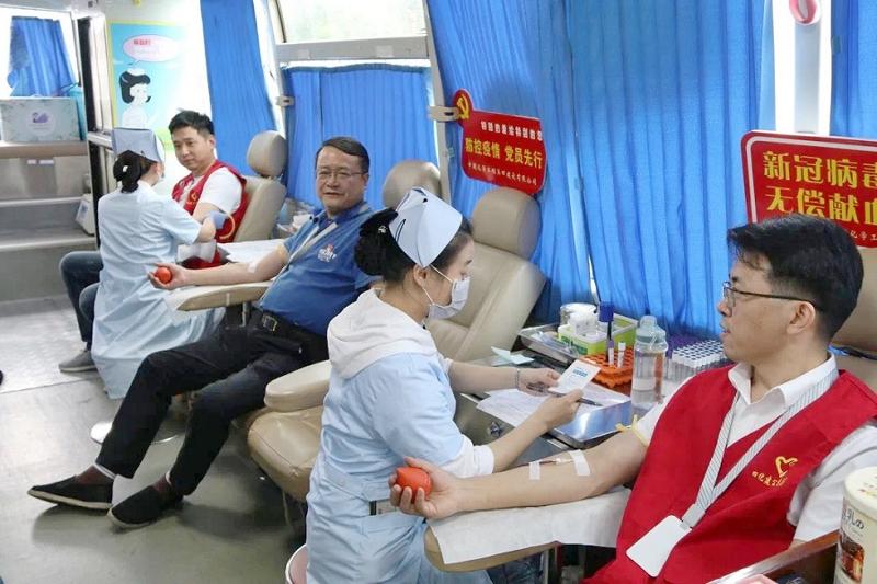 公司開展“抗擊疫情獻熱血，丹心向黨黨旗紅”無償獻血活動