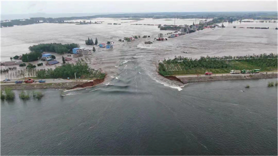 華容團洲垸洞庭湖大堤決堤，公司緊急支援防汛搶險物資