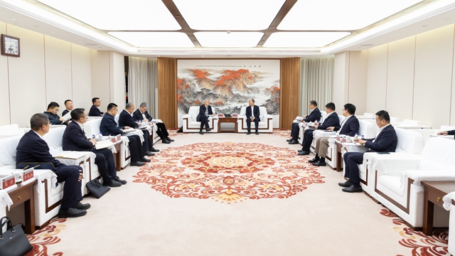 莫鼎革與中國一重黨委書記、董事長徐鵬舉行會談