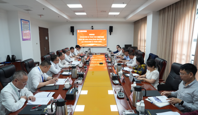 周鴻會(huì)見(jiàn)越南化學(xué)工業(yè)總公司寧平氮肥廠總經(jīng)理阮日憲、越南三云綜合貿(mào)易股份公司董事長(zhǎng)謝氏青云