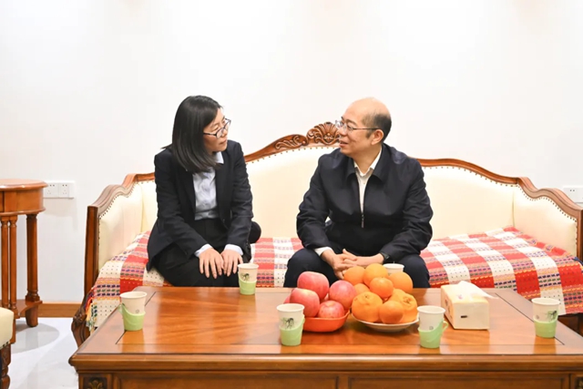 國務院國資委黨委委員、副主任譚作鈞看望慰問中國化學“時代楷模”邱軍同志家屬